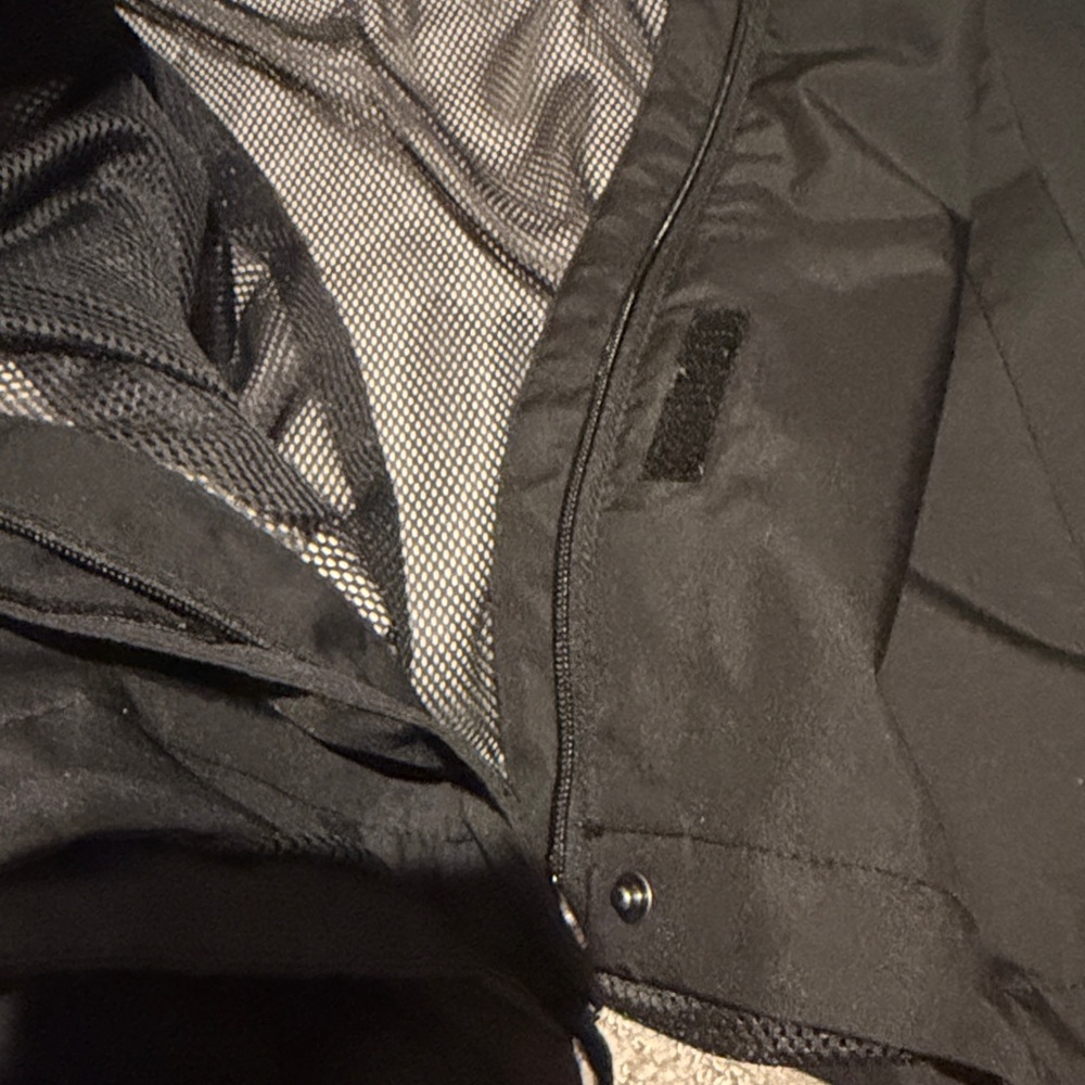 Helly Hansen Men's Black Raincoat - Picture 6 of 8